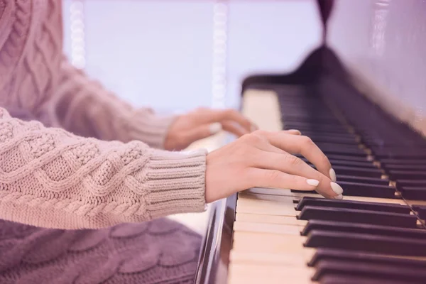女性手遊ぶピアノ — ストック写真