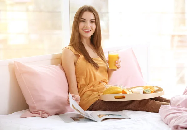 Mulher bonita tomando café da manhã — Fotografia de Stock