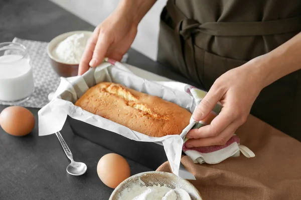 Mulher segurando torta assada — Fotografia de Stock