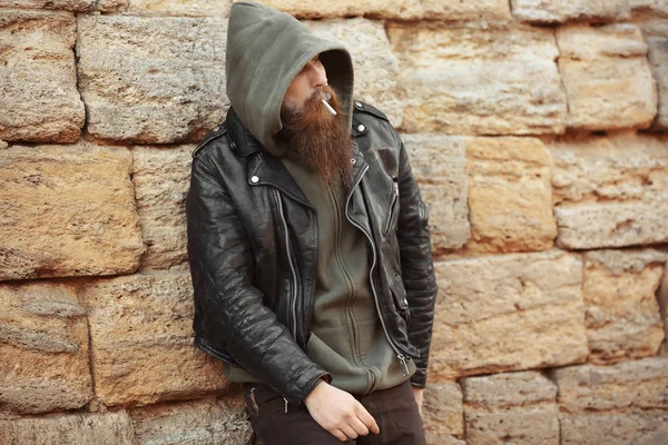 Бородатий чоловік палить бур'ян — стокове фото