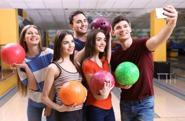 Selfie bowling club adlı alarak arkadaşlar