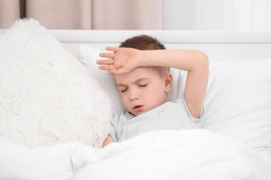 Küçük çocuk baş ağrısı acı 