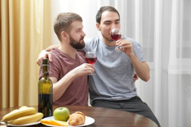Eşcinsel çift şarap içme  