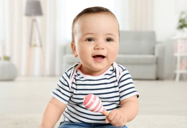 Şirin Bebek çıngırağı evde ile