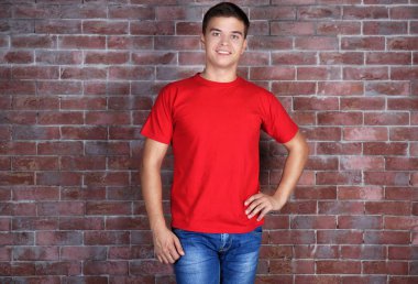 Kırmızı t-shirt yakışıklı genç adam 