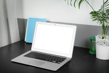 Çalışma alanı ile modern dizüstü
