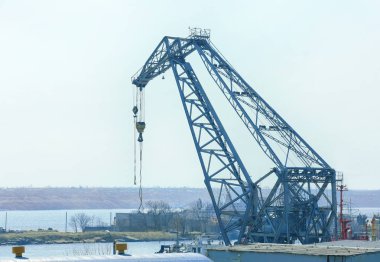 Mavi gökyüzü arka planında inşaat vinci