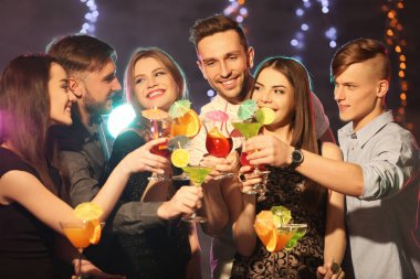 Arkadaş grubu gece kulübü partide lezzetli kokteyller