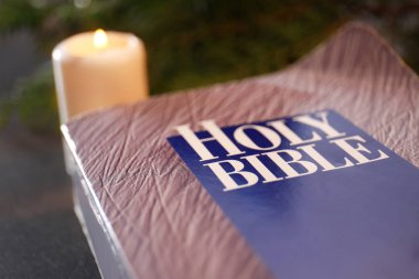 İncil'in görünümü tablo kadar kapatın