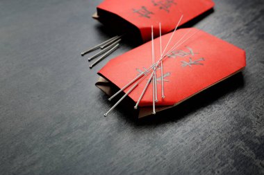 Akupunktur iğneleri ve hiyeroglif gri tablo ile kağıt ambalaj