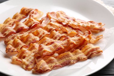 Kızarmış domuz pastırması dilimleri