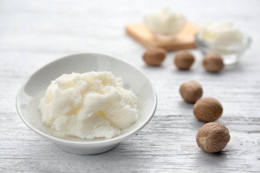 Shea yağı bir kapta  