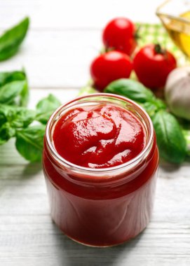 Kavanoz malzemelerle lezzetli ketçap