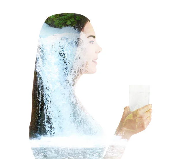 Doppelbelichtung von Landschaft und junger Frau, die Wasser auf weißem Hintergrund trinkt. Konzept des sauberen Getränks — Stockfoto