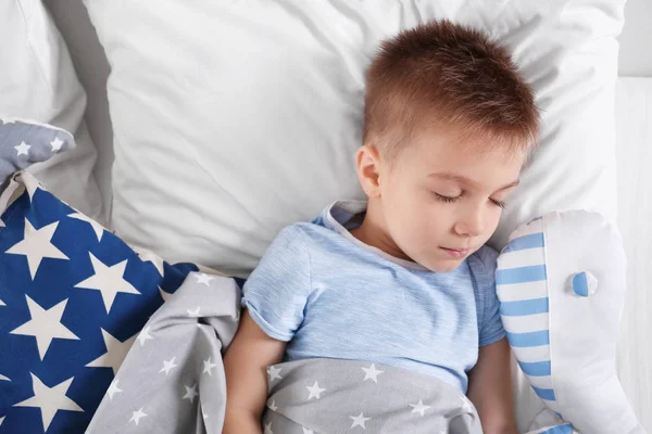 Niño durmiendo en la cama — Foto de Stock