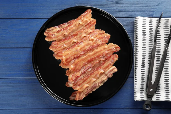 Assiette de tranches de bacon savoureux — Photo