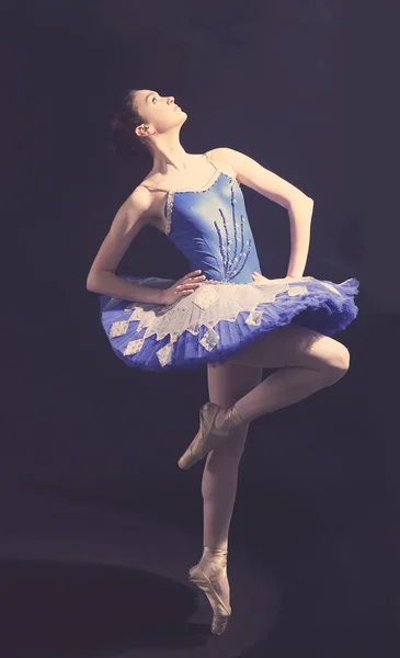 Unga vackra ballerina — Stockfoto