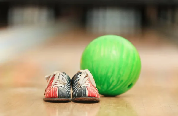Мяч и обувь на полу — стоковое фото