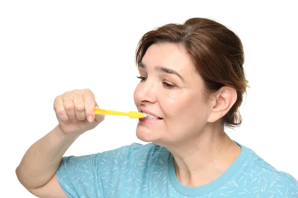 Senior woman cleaning teeth — Stock Photo, Image