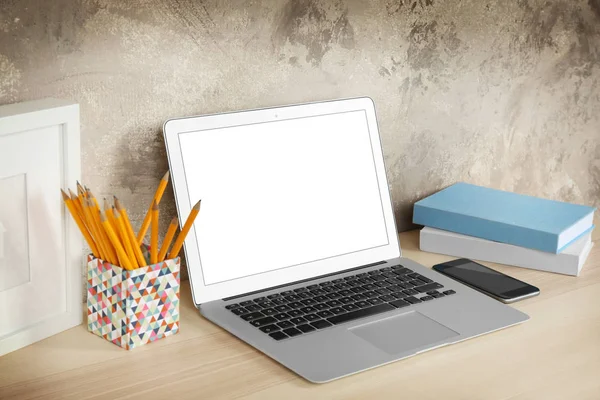 Werkplek met moderne laptop — Stockfoto