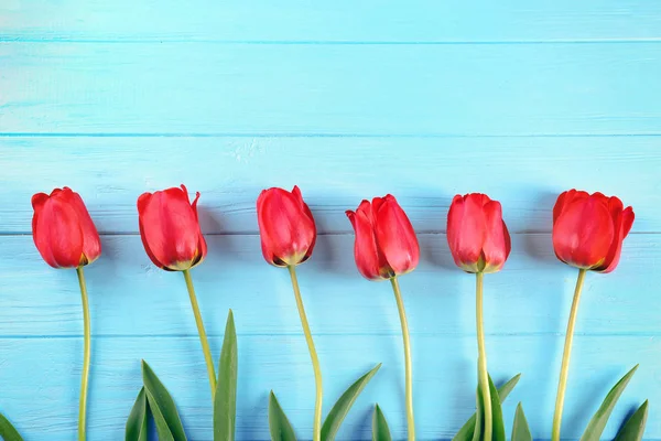 Tulipanes sobre fondo de madera —  Fotos de Stock