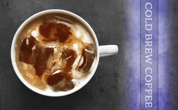Tasse kalt gebrühten Kaffee mit Milch — Stockfoto