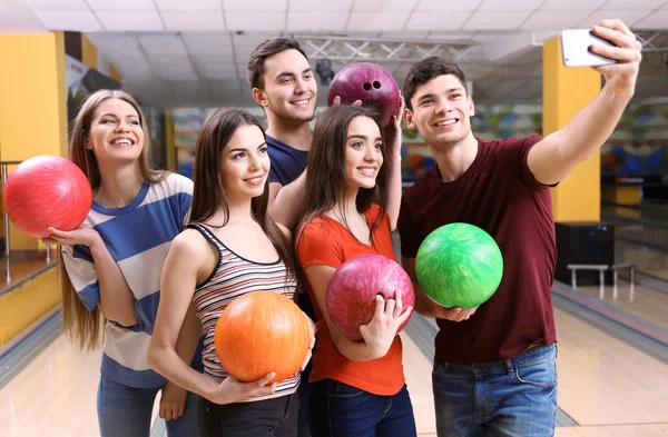 Friends taking selfie at bowling club — Stock Photo, Image