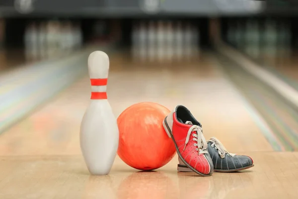 Μπάλα, pin και παπούτσια στο πάτωμα στο bowling club — Φωτογραφία Αρχείου