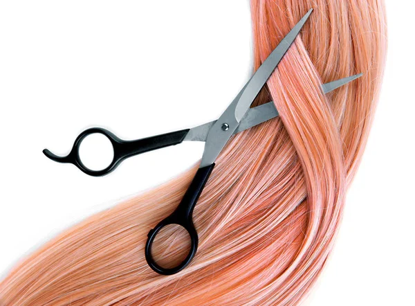 Jahodová blond vlasy a nůžky — Stock fotografie