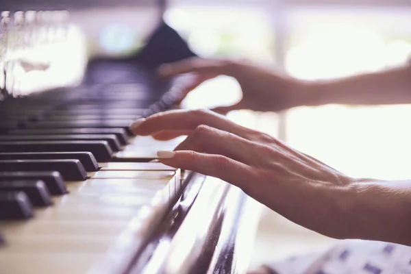 Kvinna händer spelar piano — Stockfoto