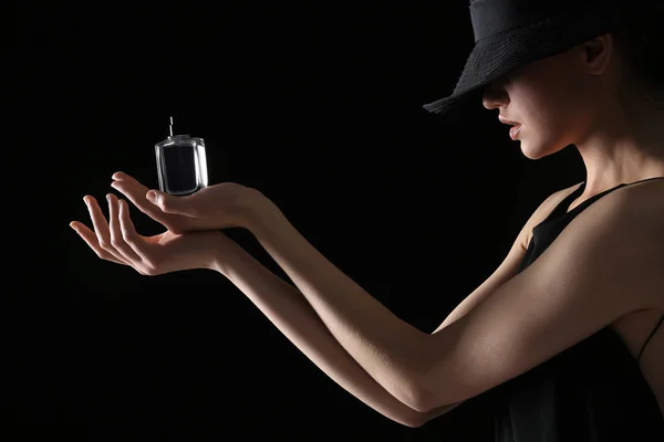 Junge Frau mit einer Flasche Parfüm — Stockfoto