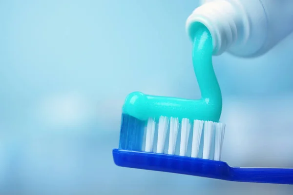 Зубна паста, стиснута з трубки — стокове фото