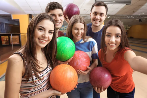 Amigos tomando selfie en el club de bolos — Foto de Stock