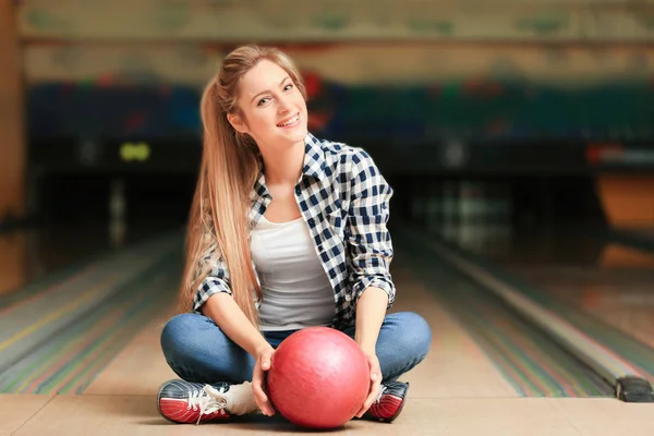 Красива молода жінка з м'ячем — стокове фото