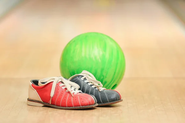 Ball und Schuhe auf dem Boden — Stockfoto