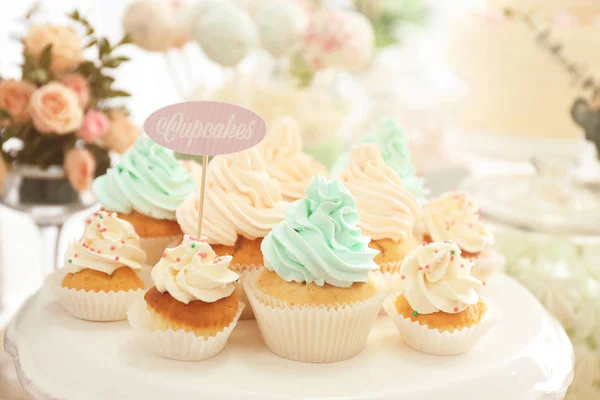 Stand mit leckeren Cupcakes — Stockfoto