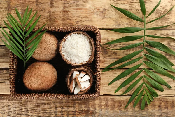 Cesta de vime com produtos de coco — Fotografia de Stock