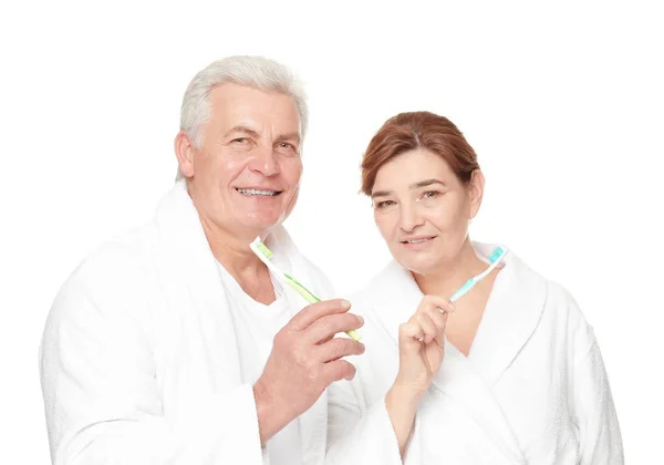 Casal sénior com escovas de dentes — Fotografia de Stock