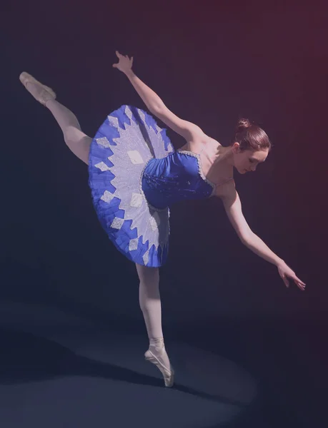 Junge schöne Ballerina — Stockfoto