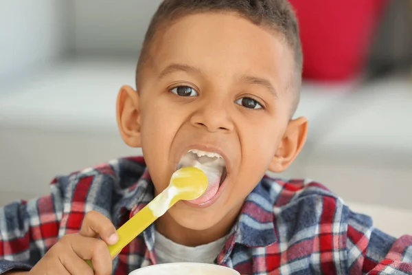 Afro-amerikai fiú étkezés joghurt — Stock Fotó