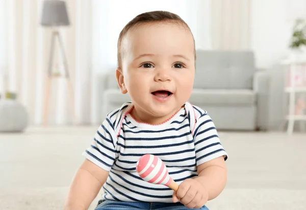 Lindo bebé con sonajero en casa — Foto de Stock