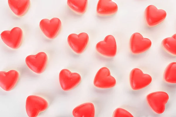 Hjärtformade gelé godis på vit bakgrund — Stockfoto