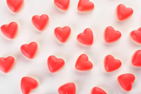 Doces de geleia em forma de coração no fundo branco — Fotografia de Stock