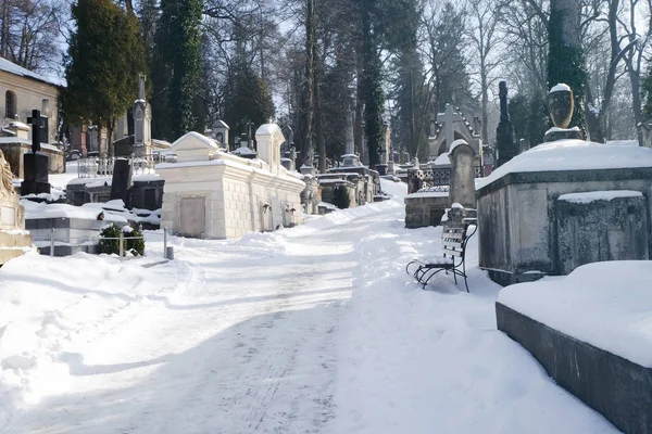 Kışın mezar taşları ile mezarlığı — Stok fotoğraf