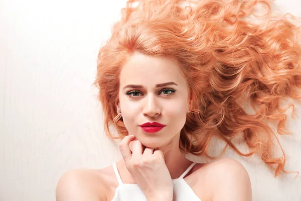 Jeune femme aux cheveux blonds fraise — Photo