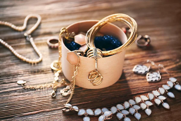 Samling av bijouterier i smyckeskrin — Stockfoto