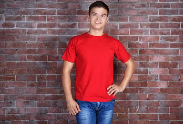 Bello giovane uomo in t-shirt rossa — Foto Stock