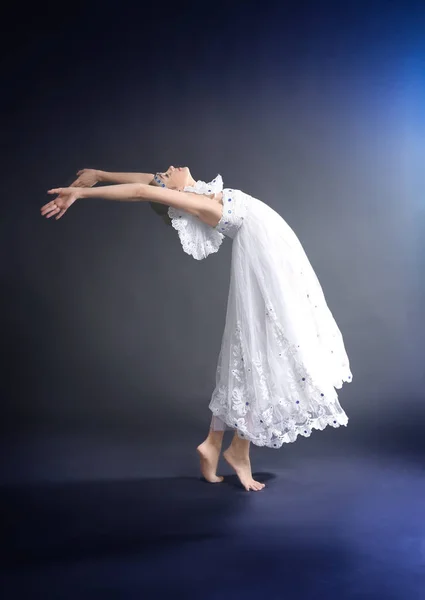 Junge schöne Ballerina — Stockfoto