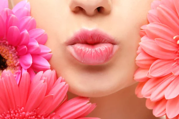 Young woman and flowers — Stock Photo, Image