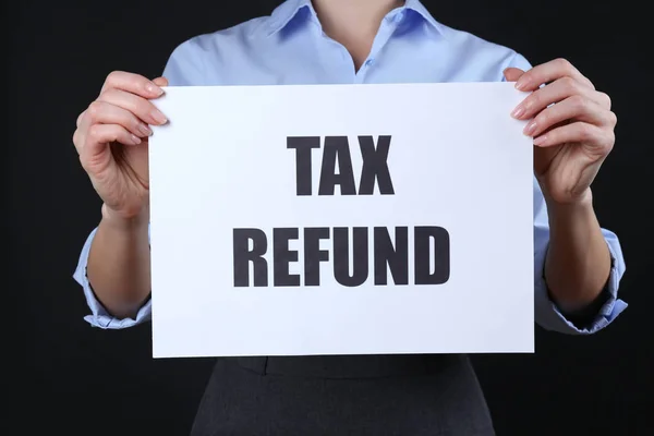 Vrouw met tekst Tax Refund — Stockfoto